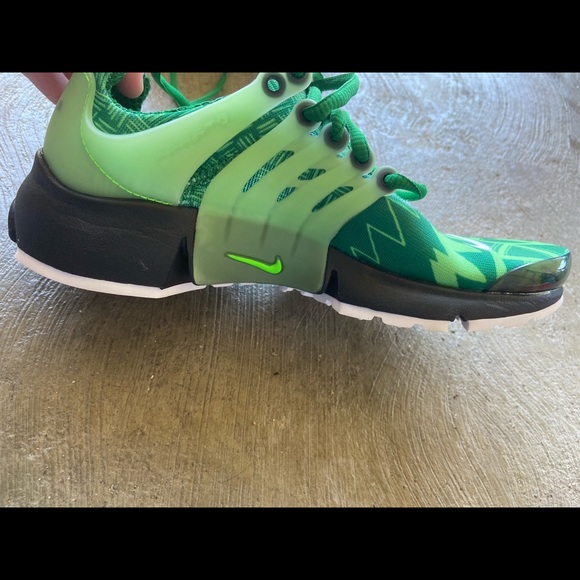 NIKE runners size 4-8 slip on runners - Picture 4 of 6